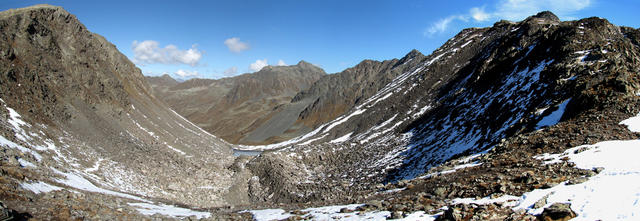 Breitbildfoto vom Sertigpass aus gesehen, Richtung Chüealptal. Stahlblau der Himmel, aber das Tal eine Steinwüste