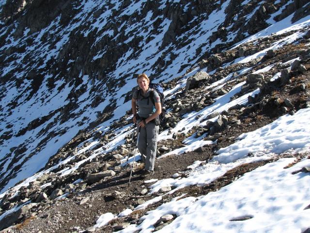 Mäusi hat die Jacke abgezogen. Auf dieser Seite des Pass scheint die Sonne und die Temperatur ist mild