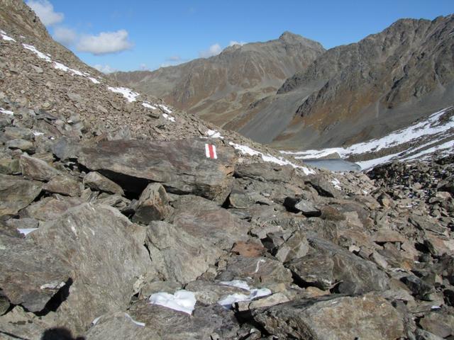 der Weg führt vom Sertigpass alles über Schutt und Geröll abwärts Richtung Grüensee