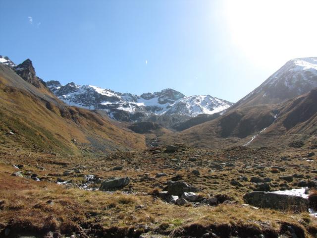 Blick vom Grüensee aus gesehen Richtung Sertigpass. Links der Chüealphorn und Passhöreli. Rechts versteckt der Sertigpass