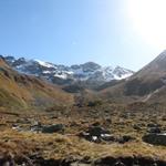 Blick vom Grüensee aus gesehen Richtung Sertigpass. Links der Chüealphorn und Passhöreli. Rechts versteckt der Sertigpass