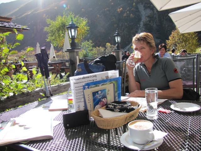 Mäusi beim Kaffeetrinken auf der Terrasse beim Walserhuus im Sertigtal