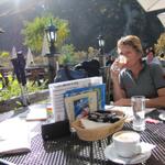 Mäusi beim Kaffeetrinken auf der Terrasse beim Walserhuus im Sertigtal