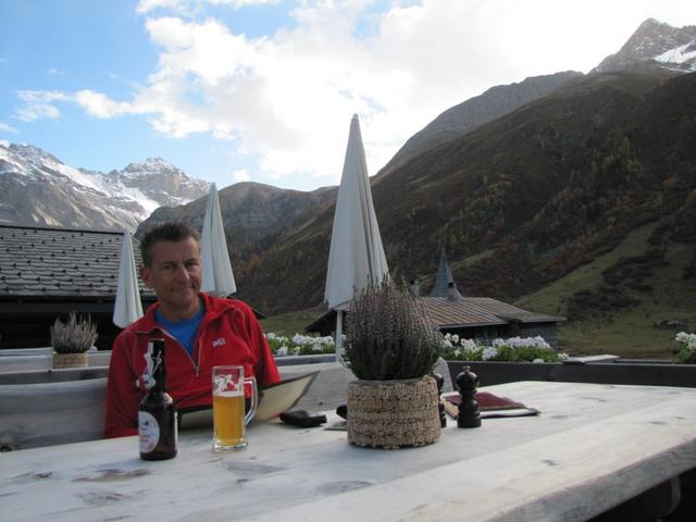 Franco geniesst den Abend und die Aussicht von der Terrasse