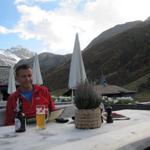 Franco geniesst den Abend und die Aussicht von der Terrasse