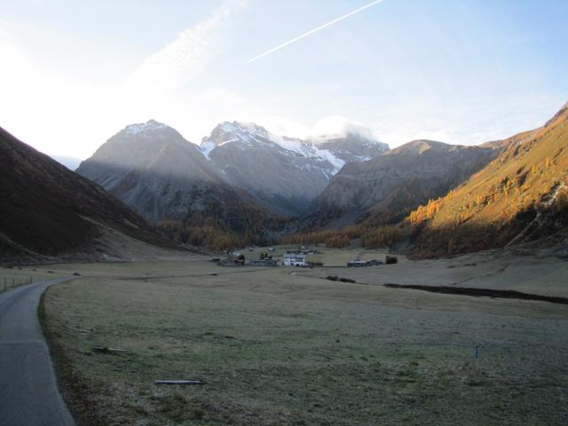 Blick von Serig Dörfli Richtung Hotel Walserhuus. Im Hintergrund Mittaghorn, Plattenflue und Hoch Ducan