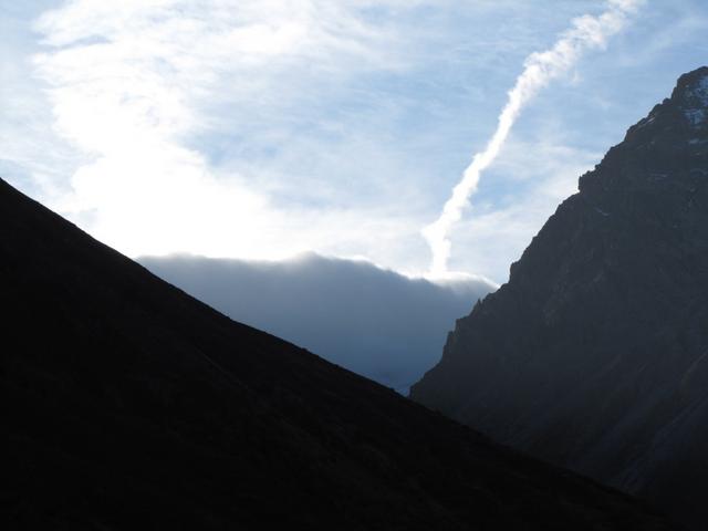 Blick Richtung Sertigtal. Eine gewaltige Nebeldecke schwabt über den Sertigpass