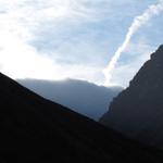 Blick Richtung Sertigtal. Eine gewaltige Nebeldecke schwabt über den Sertigpass