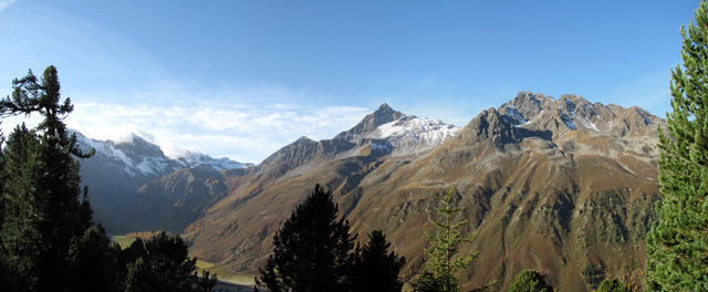 Breitbildfoto mit Blick zum Leidbachhorn und Chrachenhorn. Links das Ducantal