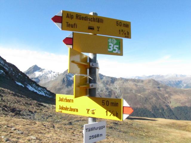 Wegweiser bei der Tällifurgga 2568 m.ü.M. Übergang zwischen dem Sertigtal und das Dischmatal