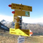 Wegweiser bei der Tällifurgga 2568 m.ü.M. Übergang zwischen dem Sertigtal und das Dischmatal