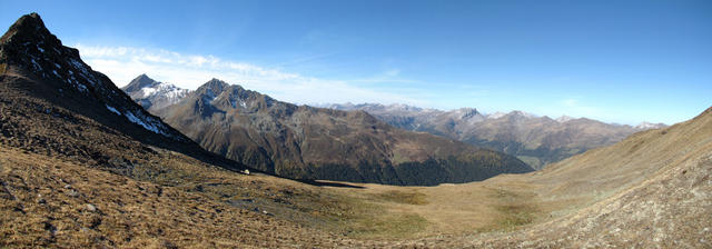 Breitbildfoto Sertigtal. Ganz links Tällihorn danach Chrachenhorn, Leidbachhorn und Rinerhorn