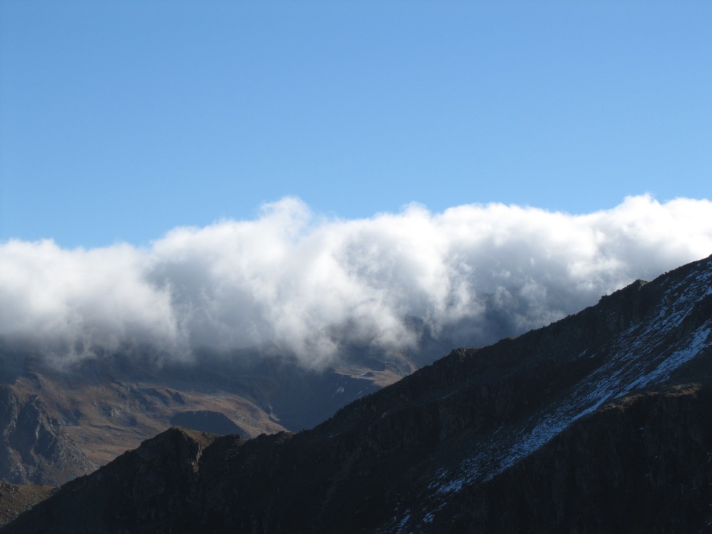 eine Nebelwand, drückt vom Engadin Richtung Davos