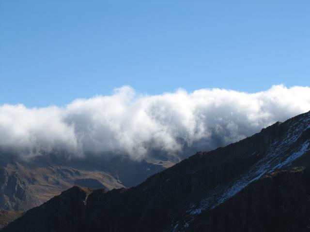 eine Nebelwand, drückt vom Engadin Richtung Davos