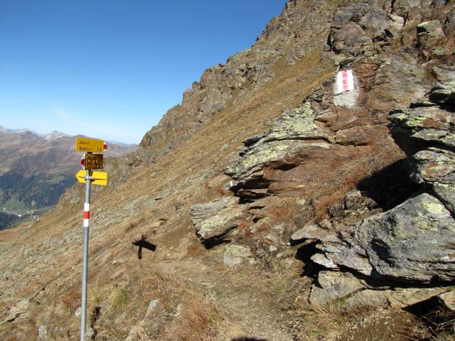 kurz nach Punkt 2572 m.ü.M. Wir bleiben auf dem Gratweg, und wandern geradeaus