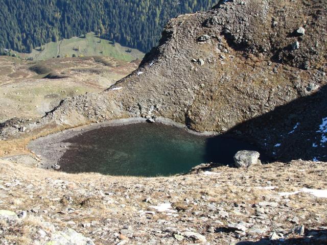 Blick runter zum kleinen Bergsee auf der Dischmaseite Punkt 2525 m.ü.M.