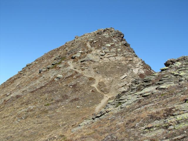 hier geht es ein bisschen steil und rutschig aufwärts zu Punkt 2632 m.ü.M.