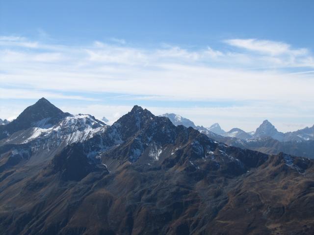 Leidbachhorn, Älplihorn. Im Hintergrund schaut der Piz Ela und der Tinzenhorn hervor