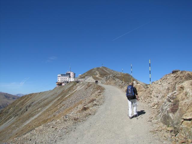 auf breiten Weg (im Winter eine Skipiste) geht es zur Jakobshorn Bergstation