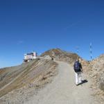 auf breiten Weg (im Winter eine Skipiste) geht es zur Jakobshorn Bergstation