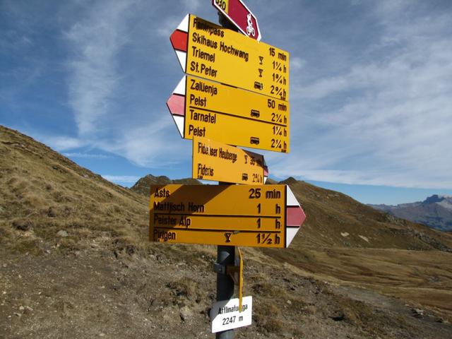 Wegweiser bei der Arflinafurgga 2274 m.ü.M.