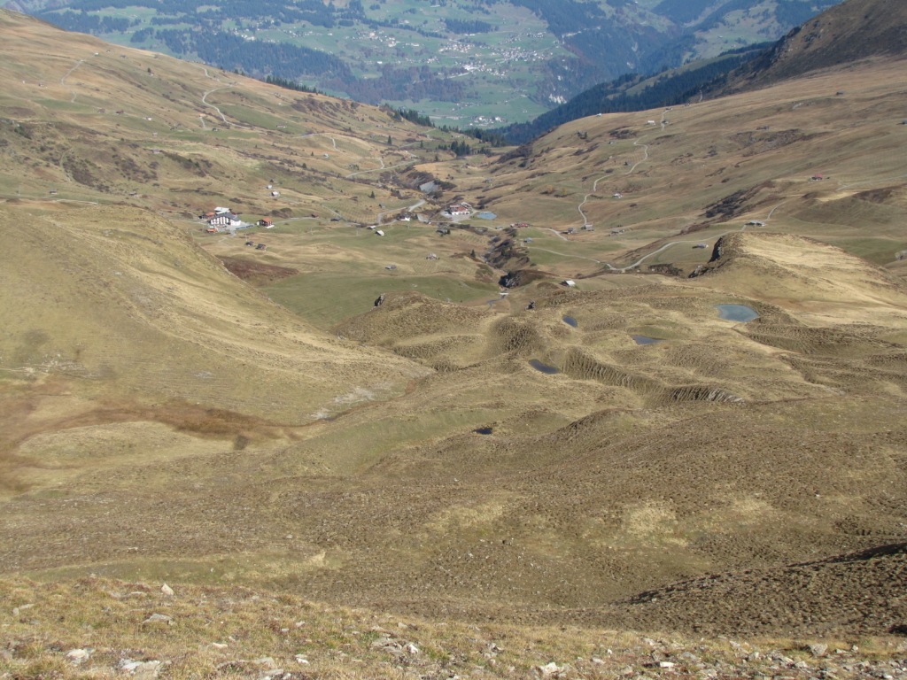 Blick hinunter zu den Fideriser Heuberge mit Clurnersee