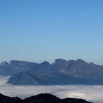 Blick Richtung Walensee und Churfirsten. Darunter ein einziges Nebelmeer