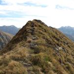 der Weg verläuft nun ein bisschen ausgesetzt alles dem Grat entlang Richtung Blackter Flüe