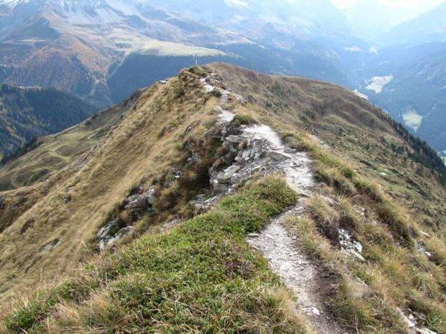 wir haben den Blackter Flüe hinter uns gelassen und wandern nun zum Blackter Fürggli