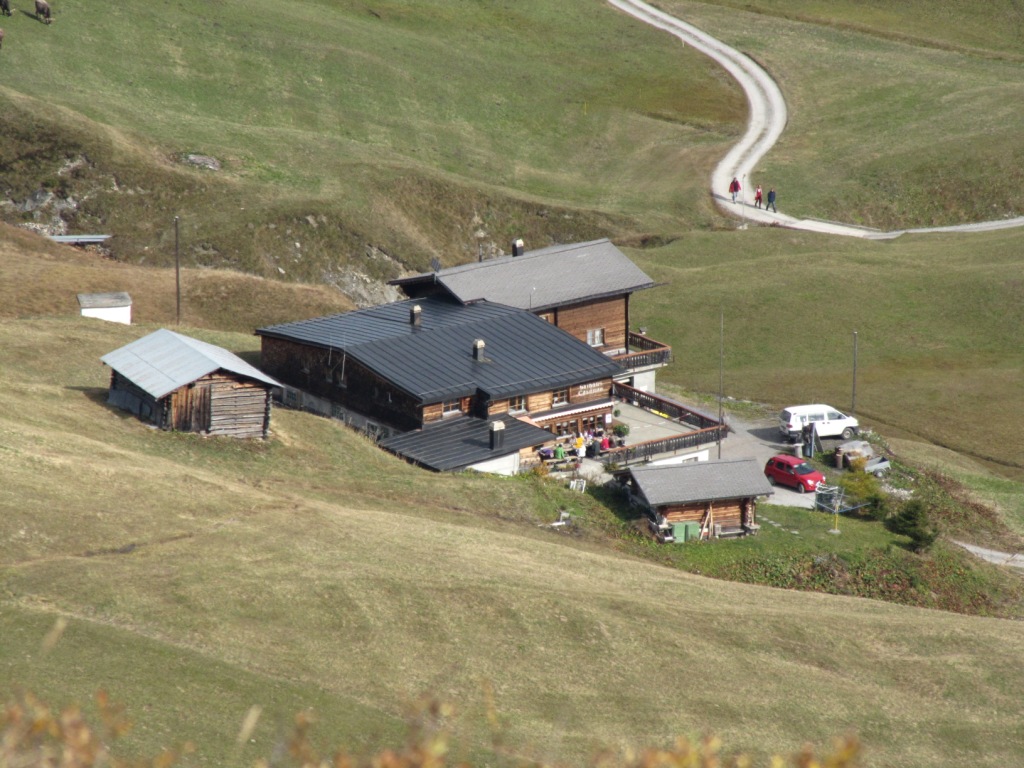 Blick runter zum Skihaus Casanna