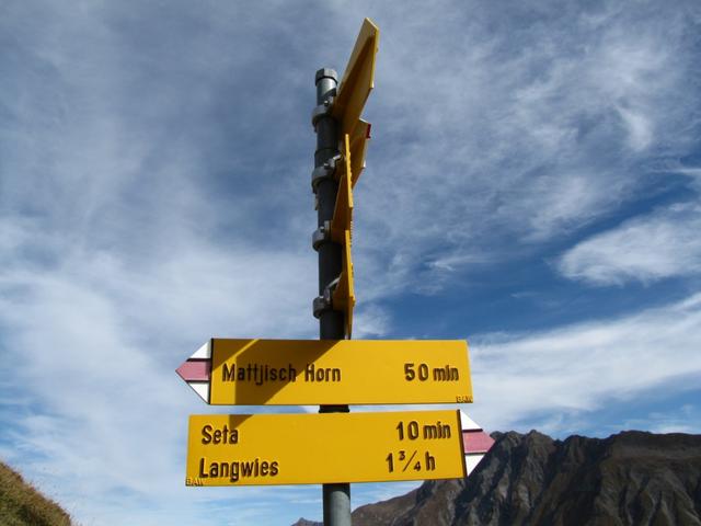 Wegweiser beim Blackter Fürggli 2141 m.ü.M.