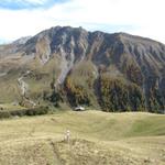 mit Blick zum Stelli, links ein bisschen versteckt der Weissfluh, geht es bei Punkt 2009 m.ü.M. abwärts zum Skihaus Casanna