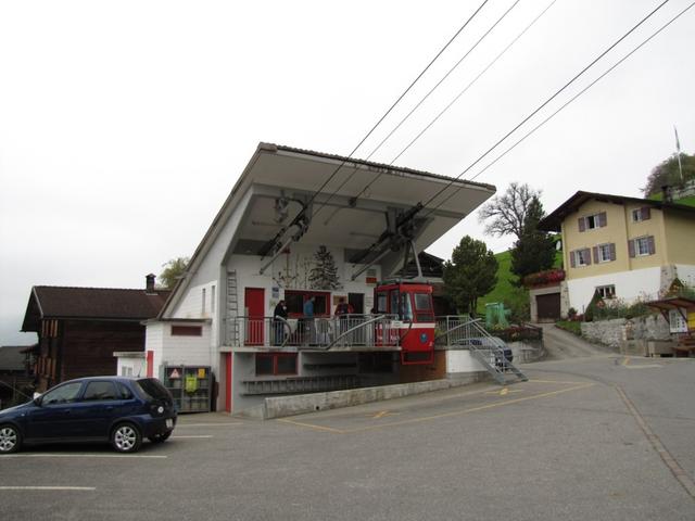 Postauto hält direkt neben der Seilbahn Fanas-Eggli