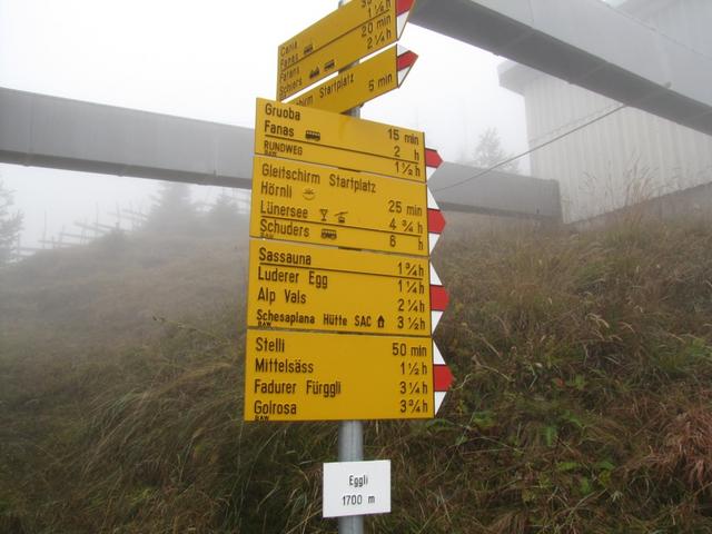 Wegweiser bei der Bergstation Eggli 1700 m.ü.M.