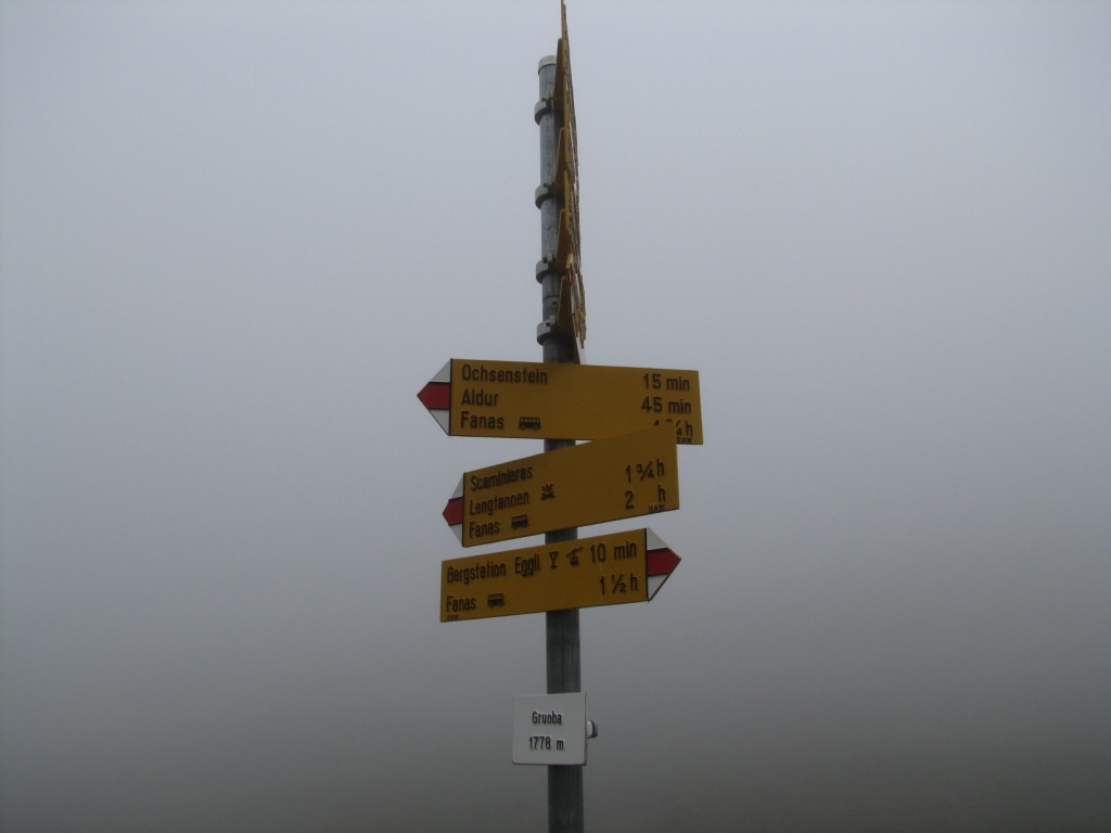 Wegweiser bei Punkt 1778 m.ü.M. Gruoba wir befinden uns dick im Nebel