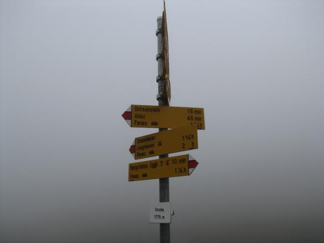 Wegweiser bei Punkt 1778 m.ü.M. Gruoba wir befinden uns dick im Nebel