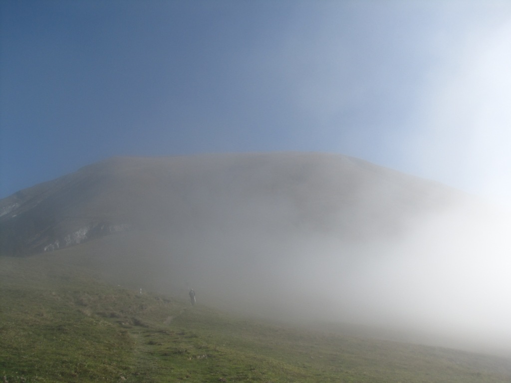 die Sassauna taucht aus dem Nebel hervor