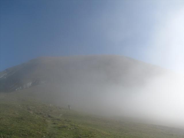 die Sassauna taucht aus dem Nebel hervor