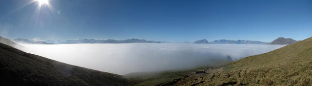 super schönes Breitbildfoto über der Nebeldecke auf dem Weg nach Stelli