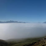 super schönes Breitbildfoto über der Nebeldecke auf dem Weg nach Stelli