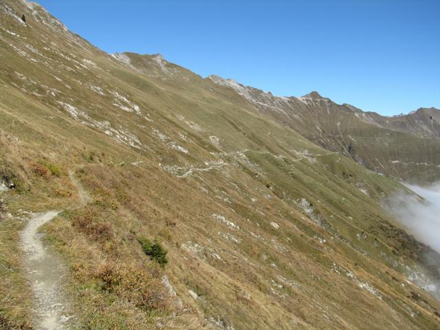 über einen sehr schönen Höhenweg, geht unserere Wanderung über der Nebeldecke weiter