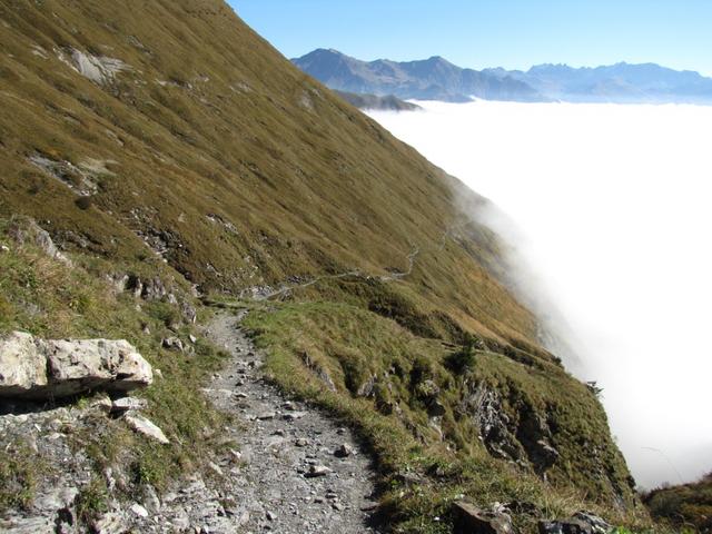 es geht Richtung Punkt 1881 m.ü.M. und in den Nebel