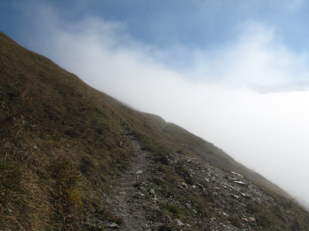 der Weg führt nach Punkt 1839 m.ü.M. nun leicht abwärts