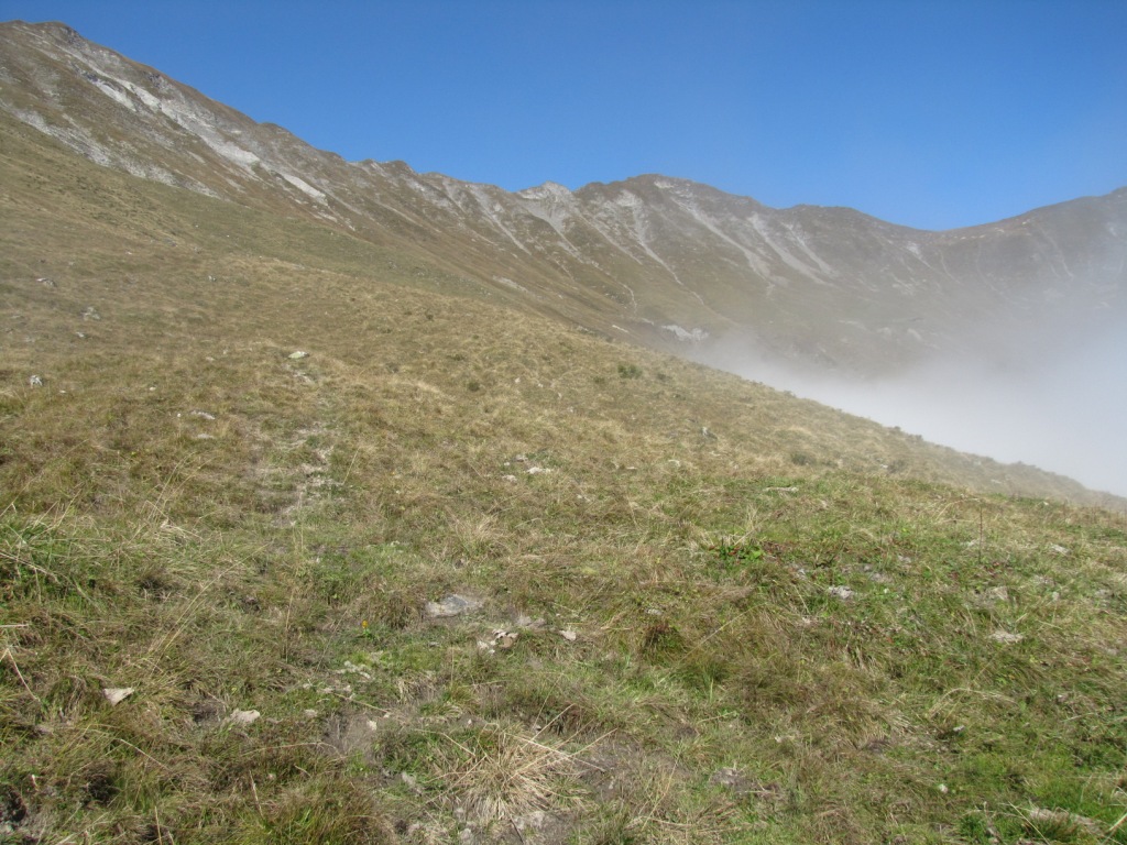 der Bergpfad führt nach Mittelsäss nun steil aufwärts nach Obersäss