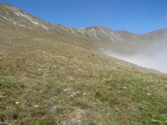 der Bergpfad führt nach Mittelsäss nun steil aufwärts nach Obersäss