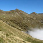 die Höhenwanderung führt nun wieder über der Nebeldecke