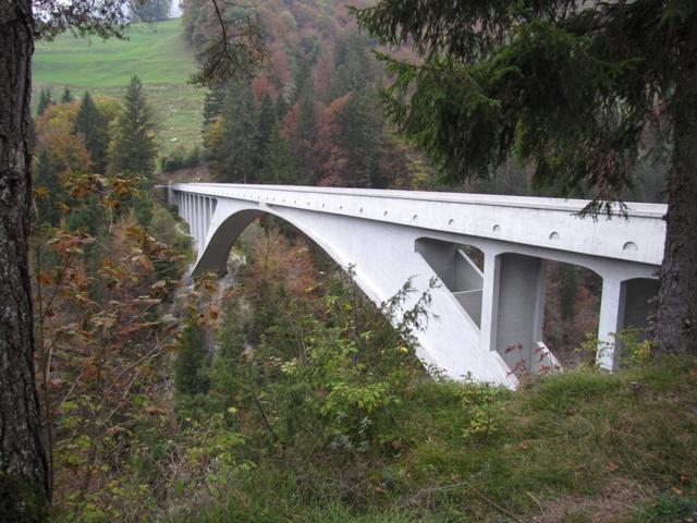 die abenteuerliche Fahrt mit dem Postauto, führt über die Salginatobelbrücke