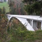 die abenteuerliche Fahrt mit dem Postauto, führt über die Salginatobelbrücke