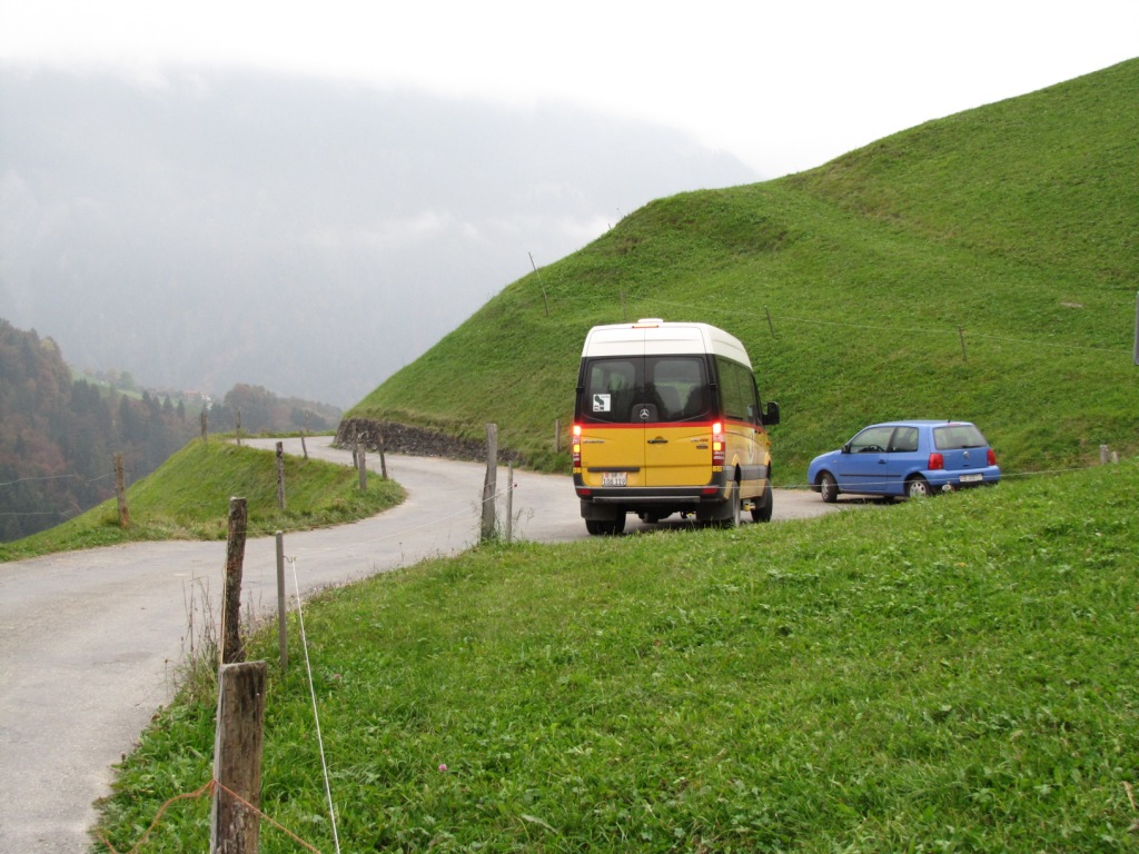 das Postauto wartete auf uns, bis wir die Fotos aufgenommen hatten. (Es hatte keine andere Passagiere)