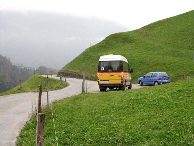 das Postauto wartete auf uns, bis wir die Fotos aufgenommen hatten. (Es hatte keine andere Passagiere)